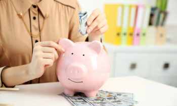 A woman counting money from her side hustle where she makes $100 per week